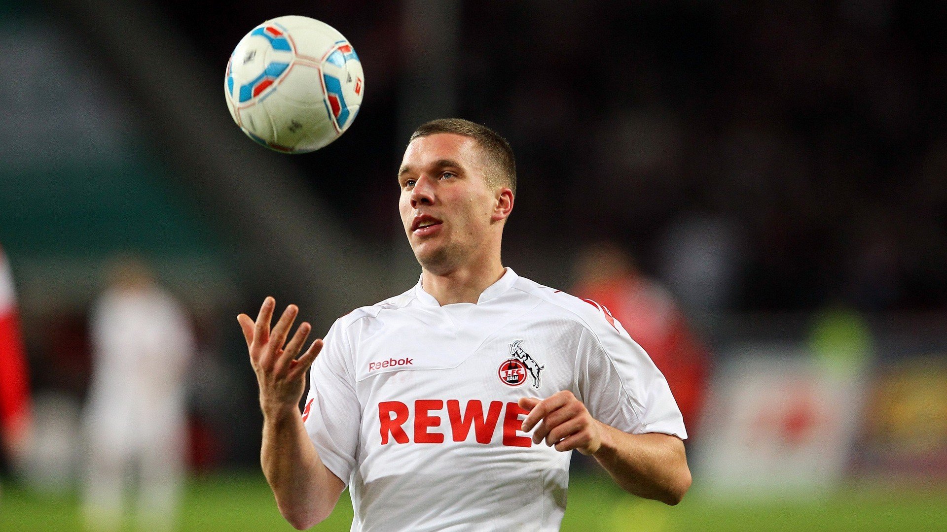 开云体育平台-拜仁慕尼黑客场2-1小胜沙尔克04，取得关键三分，拜仁慕尼黑ds